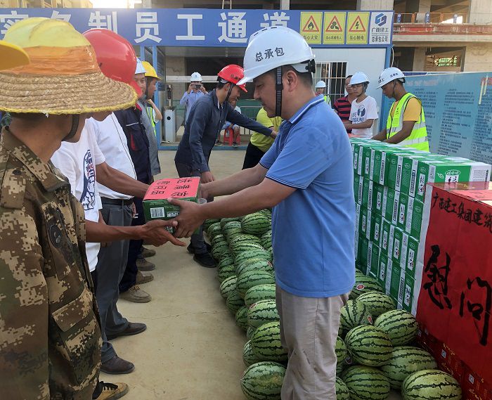 發放清涼物資。盧瑞陽 攝.JPG