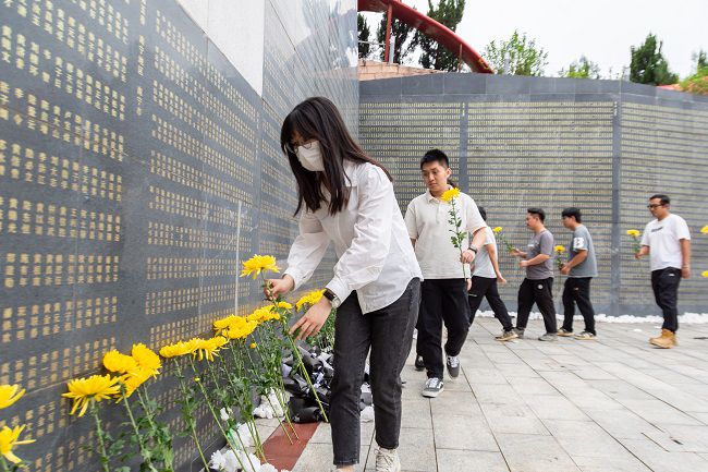 敬獻鮮花（修圖）.jpg